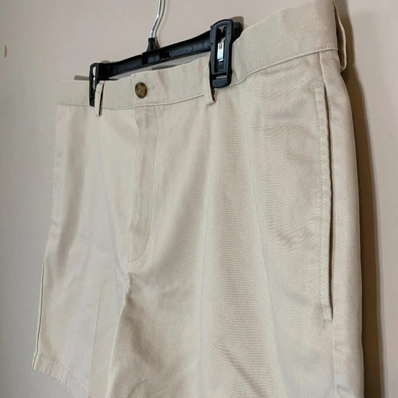 L.L. Bean Mens Size 40 8" Natural Fit Wrinkle-Free Flat Front Ivory Chino Shorts - Picture 7 of 16